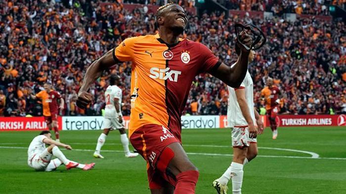 Bafetimbi Gomis, Victor Osimhenin geleceği hakkında konuştu Ne kadar sevildiğini zaten biliyor