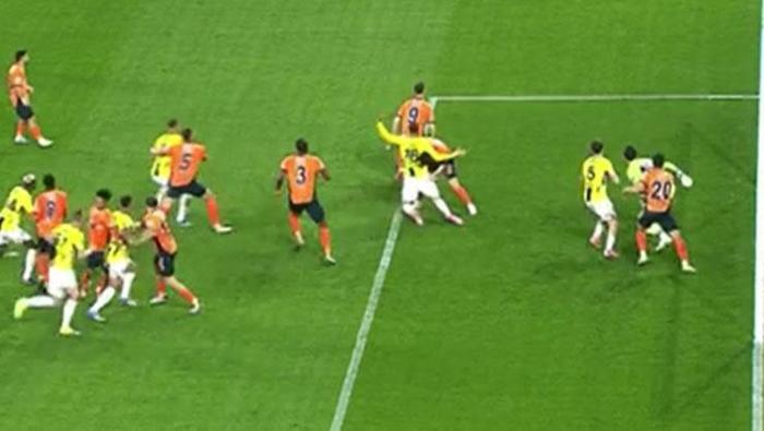 Başakşehir - Fenerbahçe maçına vuran an Trio ekibi noktayı koydu: Bundan daha iyi kanıt yok