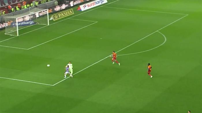 Trabzonspor - Galatasaray maçına damga vuran pozisyonu Trio ekibi değerlendirdi Maça damga vuran Muslera - Visca pozisyonu