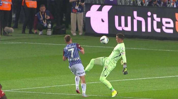 Trabzonspor - Galatasaray maçına damga vuran pozisyonu Trio ekibi değerlendirdi Maça damga vuran Muslera - Visca pozisyonu