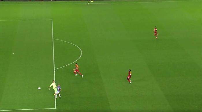 Trabzonspor - Galatasaray maçına damga vuran pozisyonu Trio ekibi değerlendirdi Maça damga vuran Muslera - Visca pozisyonu