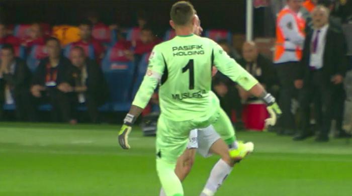 Trabzonspor - Galatasaray maçına damga vuran pozisyonu Trio ekibi değerlendirdi Maça damga vuran Muslera - Visca pozisyonu