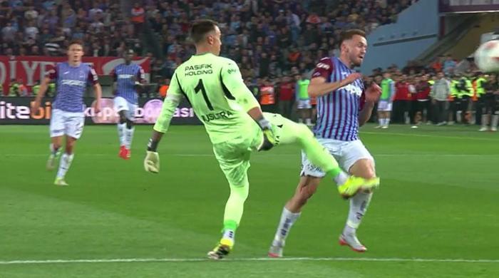 Trabzonspor - Galatasaray maçına damga vuran pozisyonu Trio ekibi değerlendirdi Maça damga vuran Muslera - Visca pozisyonu