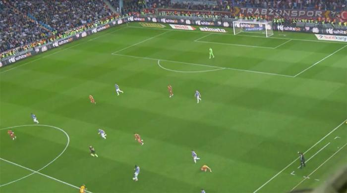 Trabzonspor - Galatasaray maçına damga vuran pozisyonu Trio ekibi değerlendirdi Maça damga vuran Muslera - Visca pozisyonu