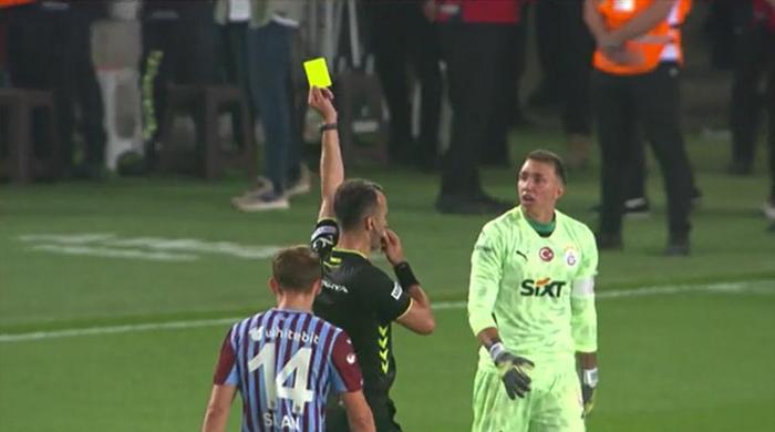 Trabzonspor - Galatasaray maçına damga vuran pozisyonu Trio ekibi değerlendirdi Maça damga vuran Muslera - Visca pozisyonu