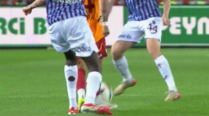 Trabzonspor - Galatasaray maçına damga vuran pozisyonu Trio ekibi değerlendirdi Maça damga vuran Muslera - Visca pozisyonu