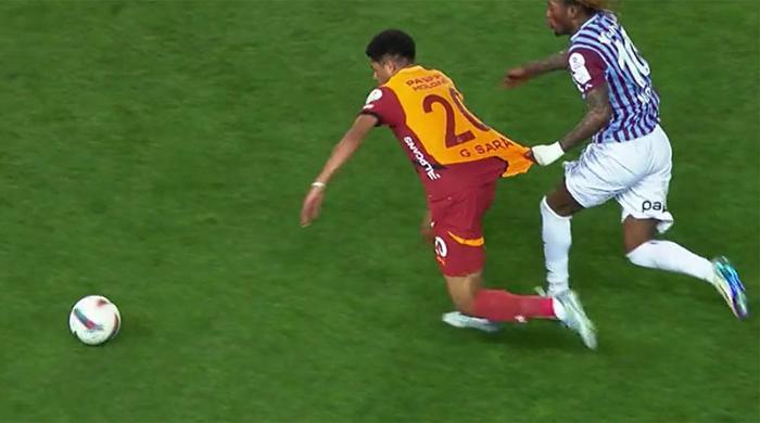 Trabzonspor - Galatasaray maçına damga vuran pozisyonu Trio ekibi değerlendirdi Maça damga vuran Muslera - Visca pozisyonu