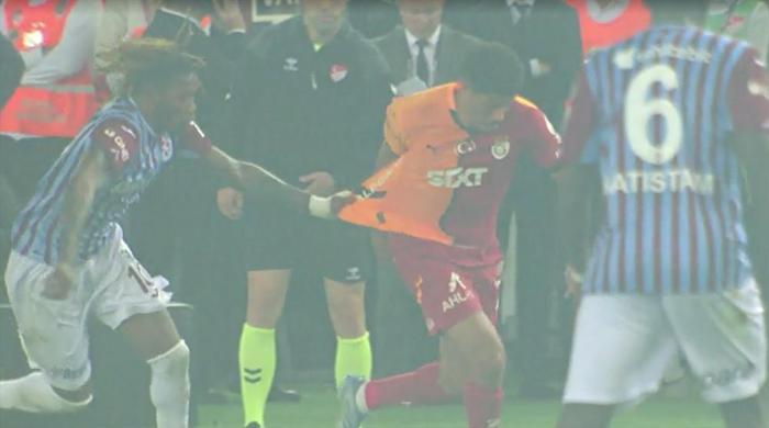 Trabzonspor - Galatasaray maçına damga vuran pozisyonu Trio ekibi değerlendirdi Maça damga vuran Muslera - Visca pozisyonu