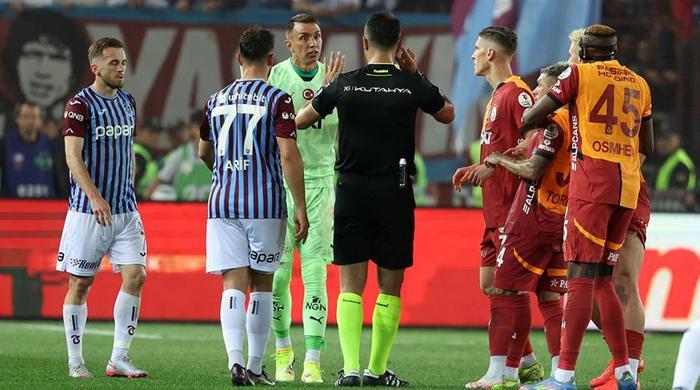 Trabzonspor - Galatasaray maçına damga vuran pozisyonu Trio ekibi değerlendirdi Maça damga vuran Muslera - Visca pozisyonu