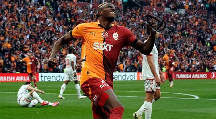 TARAFTAR OSIMHENİN KALMASINI İSTİYOR