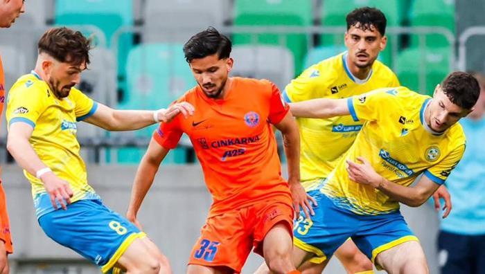 Son düdük çaldı, saha karıştı: Riera kupa finalinde kavga etti