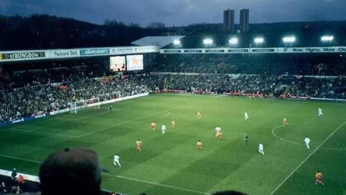 Galatasaray forması, Leeds Unitedı açıklama yapmak zorunda bıraktı: Fotoğraflar tepki çekmişti