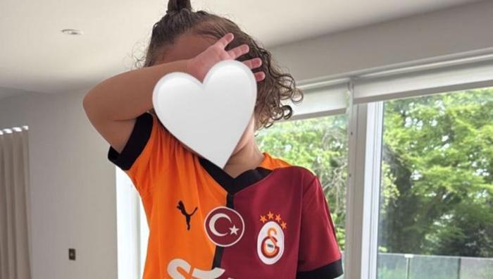 Galatasaray forması, Leeds Unitedı açıklama yapmak zorunda bıraktı: Fotoğraflar tepki çekmişti