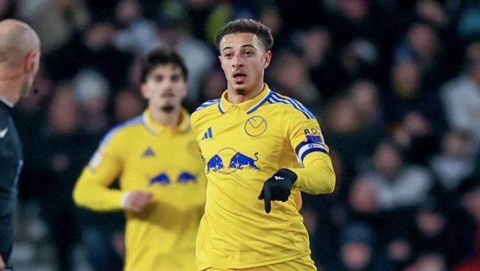 Galatasaray forması, Leeds Unitedı açıklama yapmak zorunda bıraktı: Fotoğraflar tepki çekmişti