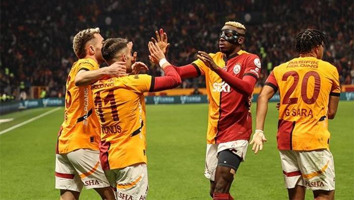 TAKIMI SIRTLAYAN ÜÇLÜ