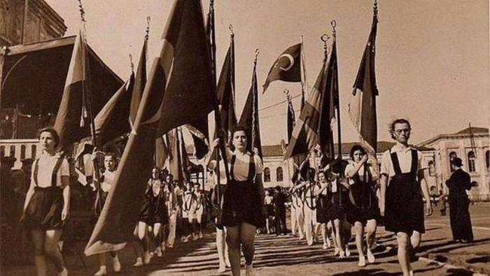 En anlamlı 19 Mayıs şiirleri | Kısa, uzun 2, 3, 4 kıtalık Atatürkü Anma, Gençlik ve Spor Bayramı şiirleri: İlkokul, ortaokul ve lise için