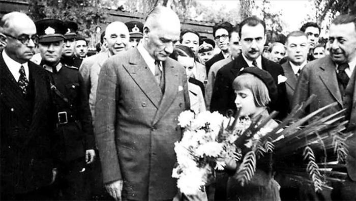 O GELİYOR / Celal Sahir EROZAN