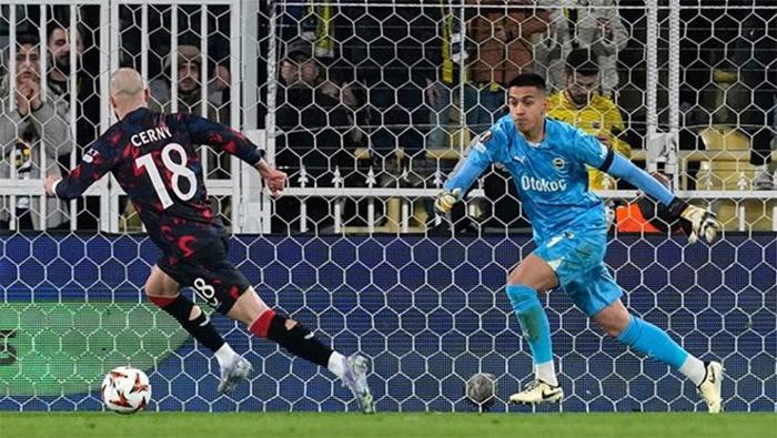 Fenerbahçeyi Avrupadan eden Cernynin Süper Lig devine transferi bitiyor: İmzalar atılıyor