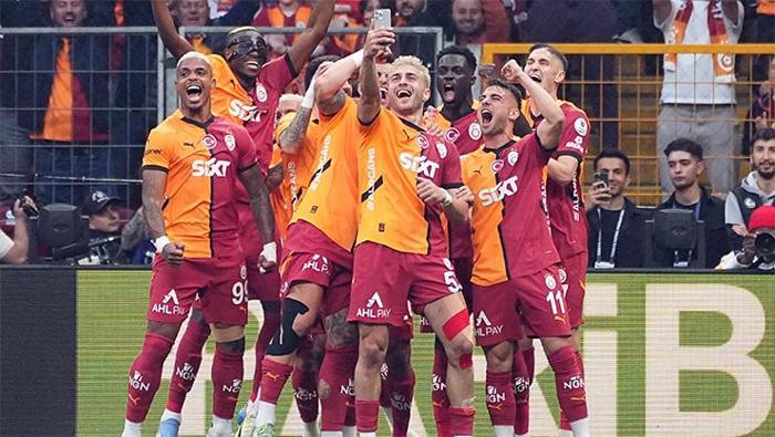 Şampiyonluk sonrası Osimhenden geleceğina dair açıklama Bu takıma aşığım ama...