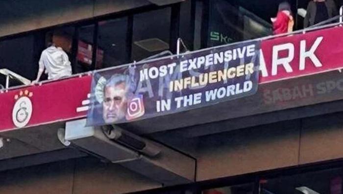 GALATASARAYLILARIN AÇTIĞI PANKART...
