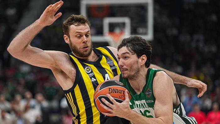 TACINI TESLİM ETTİ