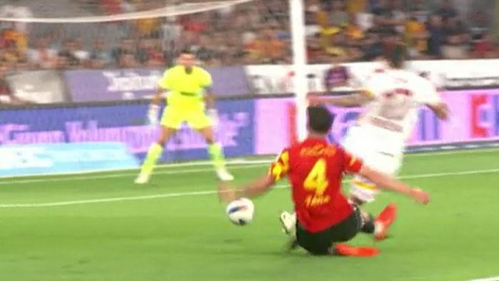 Göztepe-Galatasaray maçına damga vuran an Trio ekibi noktayı koydu: Amasız, fakatsız, lakinsiz net bir kırmızı kart