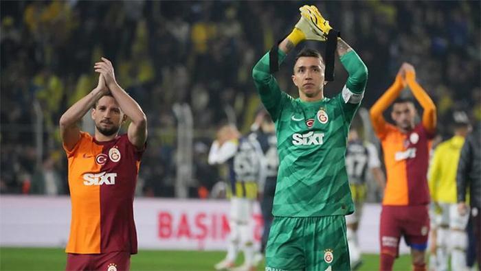 Galatasarayda peş peşe ayrılıklar Okan Buruk bildirdi Artık bizimle değilsiniz