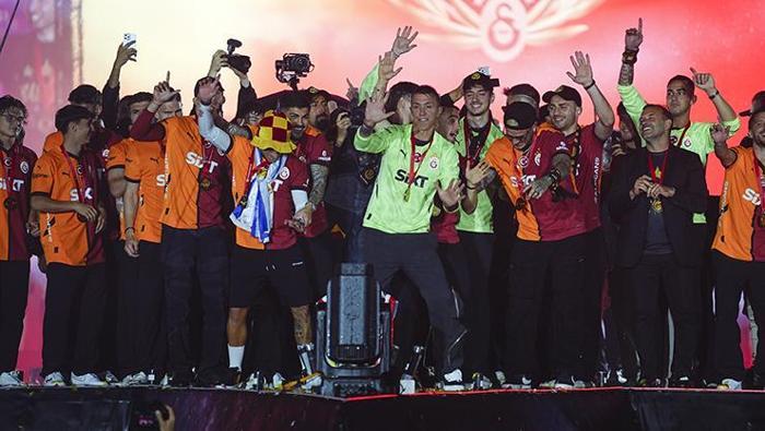 Galatasarayda peş peşe ayrılıklar Okan Buruk bildirdi Artık bizimle değilsiniz