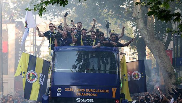 Şampiyon Fenerbahçe taraftarıyla buluştu Nigel Hayes-Davisten dikkat çeken sözler