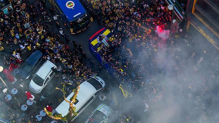Şampiyon Fenerbahçe taraftarıyla buluştu Nigel Hayes-Davisten dikkat çeken sözler