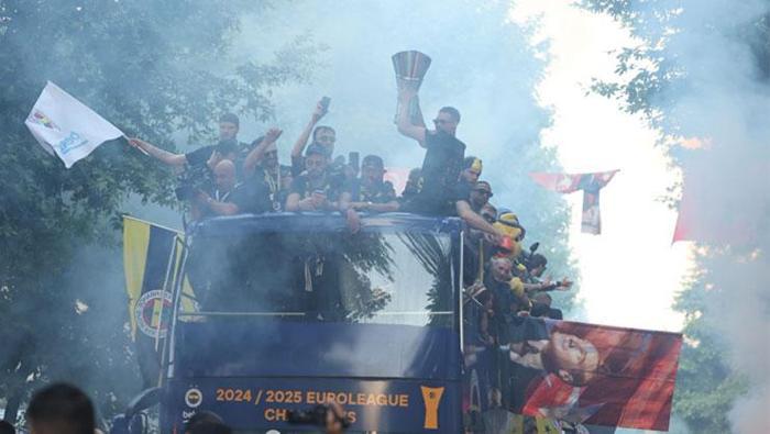 Şampiyon Fenerbahçe taraftarıyla buluştu