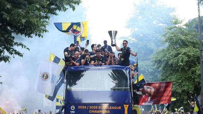 Şampiyon Fenerbahçe taraftarıyla buluştu