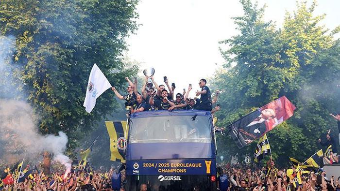 Şampiyon Fenerbahçe taraftarıyla buluştu