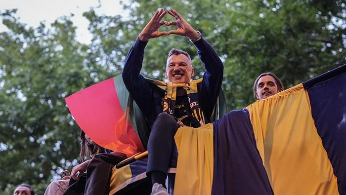 JASIKEVICIUSA BÜYÜK SEVGİ
