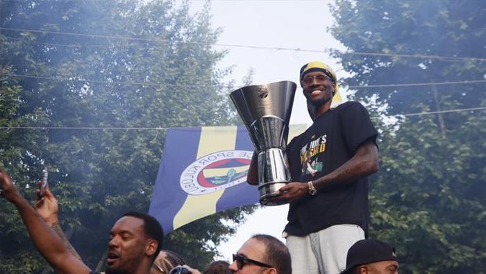 Şampiyon Fenerbahçe taraftarıyla buluştu Nigel Hayes-Davisten dikkat çeken sözler