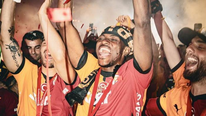 Osimhenin arkadaşı İstanbulda kameraman arıyor Gece yarısı geldiler: Veda klibi hazırlığı