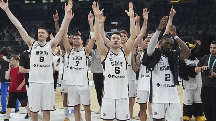 Ebrar Karakurt ve Alperen Şengün Türkiyeye döndü, soluğu Beşiktaş maçında aldı