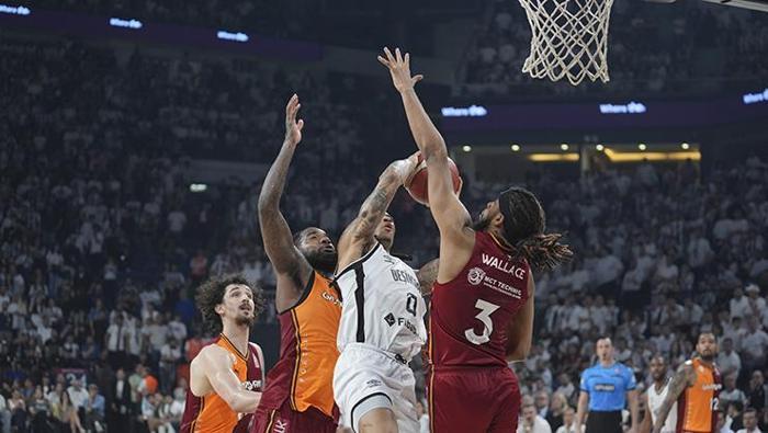 Ebrar Karakurt ve Alperen Şengün Türkiyeye döndü, soluğu Beşiktaş maçında aldı