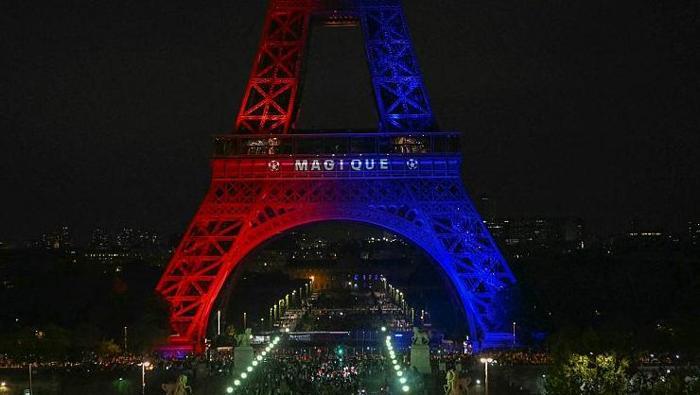 EYFEL PSG RENKLERİNE DONATILDI