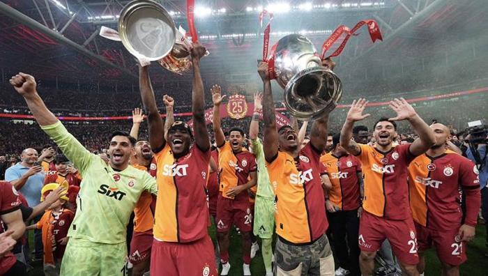 Galatasaray taraftarı transfer nöbeti tutmuştu, takımdan ayrıldı İşte KAP açıklaması