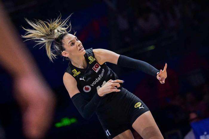 ALEXIA MAÇA DAMGA VURDU