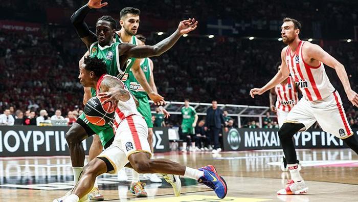 Olaylı seride şampiyon Olympiakos Panathinaikosta Ergin Ataman çılgına döndü Ben Türküm diye...
