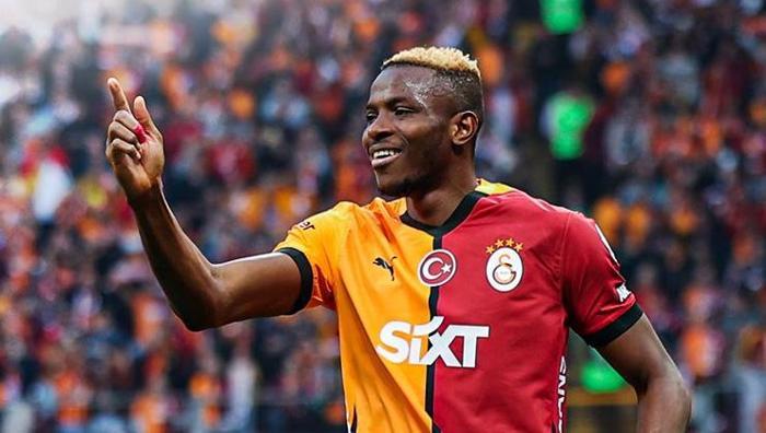 OSIMHEN, AL HİLAL'İ YİNE REDDETTİ
Galatasaray'ın teklifini ilettiği Nijeryalı yıldıza en yüksek teklifi Suudi Arabistan ekibi Al Hilal yapmıştı. Daha önce mavi-beyazlı ekibi birçok kez reddeden 25 yaşındaki oyuncu dün bir kez daha teklifi reddetti ve Avrupa'daki alternatiflerine yöneldi. Galatasaray ise beklemede.