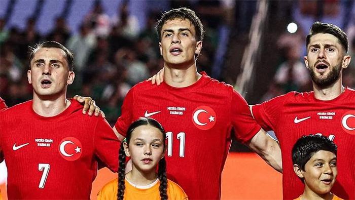 Milli futbolcu Kenan Yıldızın sevgilisini o detay ele verdi Fark edince sildi ama...