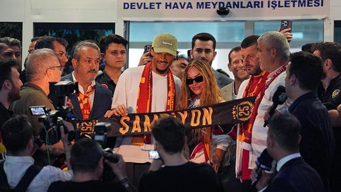 Galatasarayın yeni transferi Leroy Sane İstanbula geldi YouTubeda ortalık yıkıldı