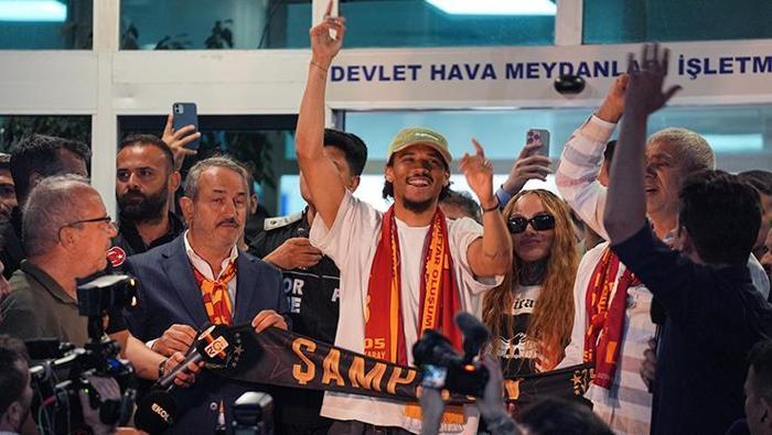 Galatasarayın yeni transferi Leroy Sane İstanbula geldi YouTubeda ortalık yıkıldı