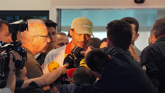 Galatasarayın yeni transferi Leroy Sane İstanbula geldi YouTubeda ortalık yıkıldı