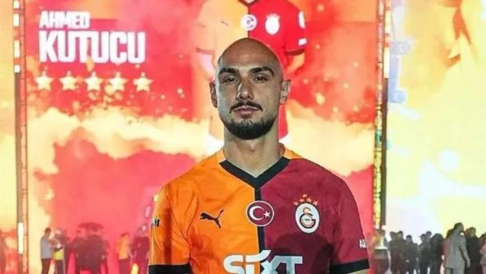 Elini çabuk tuttu Galatasaraylı Ahmed Kutucudan sevgilisi Asena Atalara sürpriz evlilik teklifi
