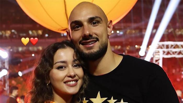 Elini çabuk tuttu Galatasaraylı Ahmed Kutucudan sevgilisi Asena Atalara sürpriz evlilik teklifi