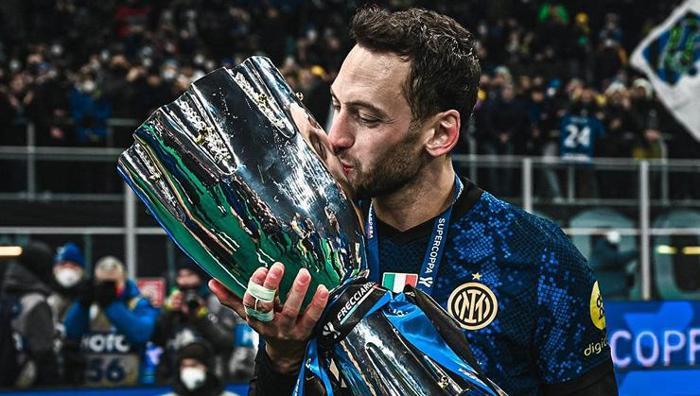 Galatasaraydan Interi çıldırtan Hakan Çalhanoğlu hamlesi İstanbulda kritik görüşme, tüm detaylar ortaya çıktı